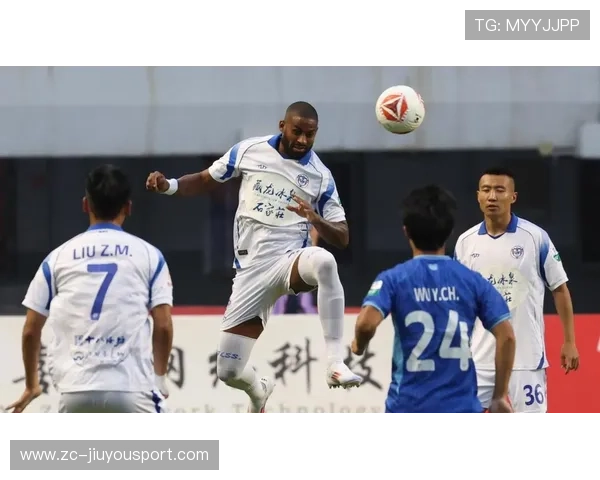 石家庄功夫牛梓屹中场抢断，顺势直传打到身后